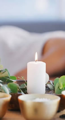 candela accesa in una spa