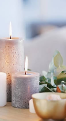 candele accese in una spa suite
