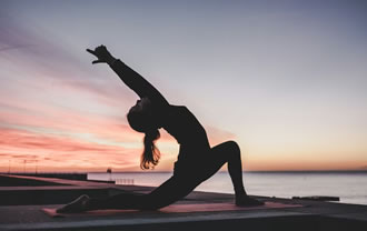 Donna che fa yoga si rilassa e respira a occhi chiusi